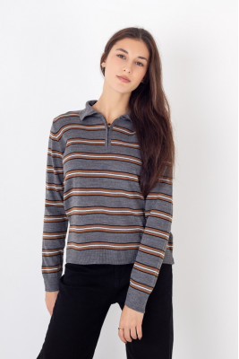 Светр жіночий